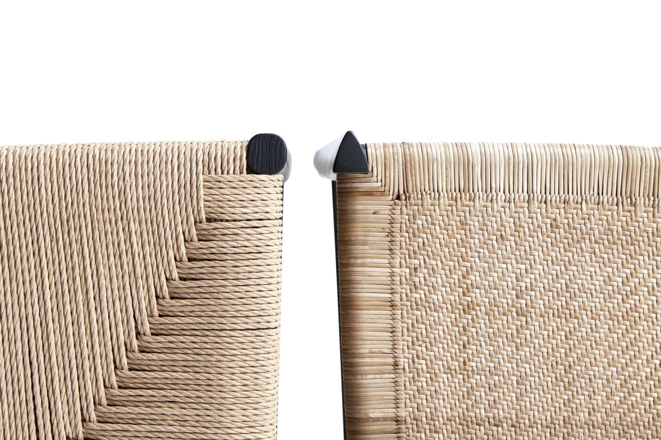 Detailaufnahme von zwei Cassina Leggera Stühlen mit handgeflochtenem Sitz und Rückenlehne.