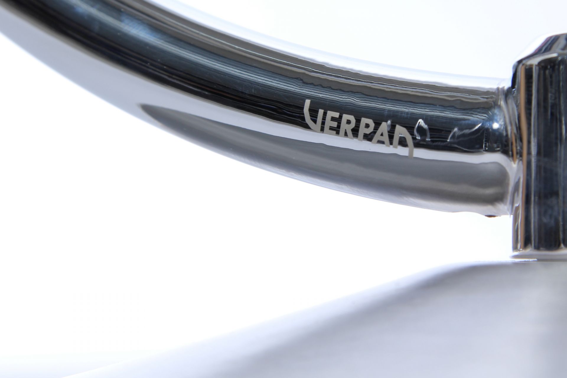 Detailaufnahme des Verpan System 1-2-3 Spiegels mit Chromgestell und Verpan Logo. Designklassiker für modernes Wohnen.