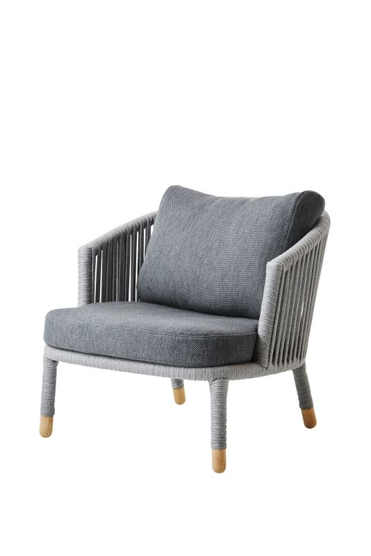 Grauer Cane-Line Lounge Sessel für den Außenbereich mit Seilgeflecht und Kissen.