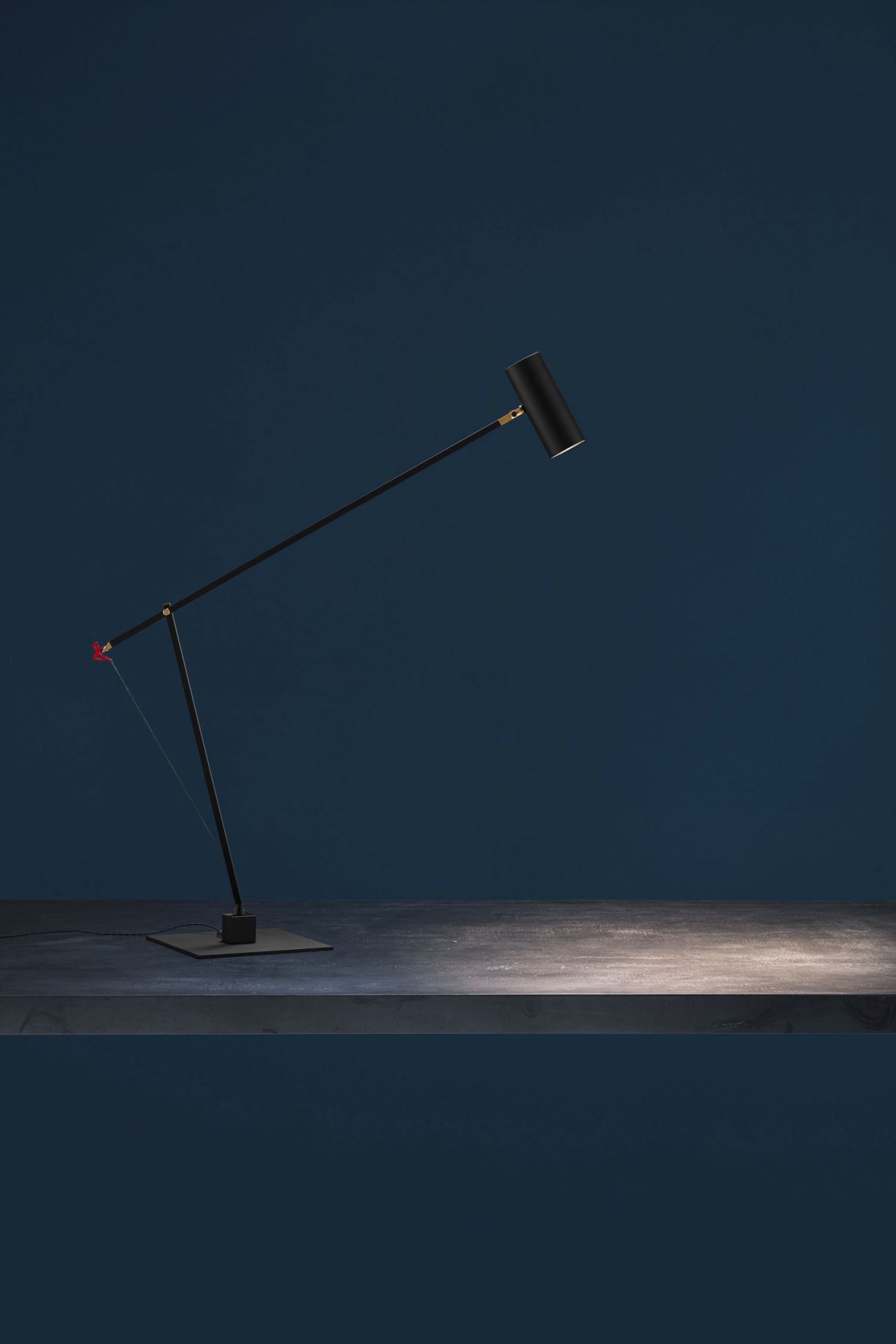 Schwarze Ettorino Tischleuchte von Catellani & Smith, modernes Design, indirektes Licht, für Schreibtisch oder Nachttisch.