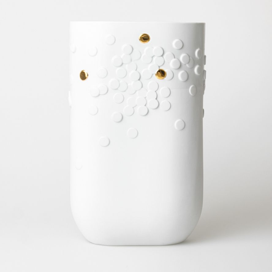 Weiße Bodenvase mit goldenen Akzenten und erhabenen Kreisen, moderne Dekoration für Wohnzimmer.