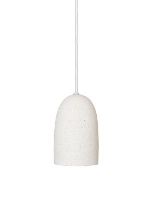 Weiße Ferm Living Speckle Pendelleuchte klein mit gesprenkelter Oberfläche und weißem Kabel.