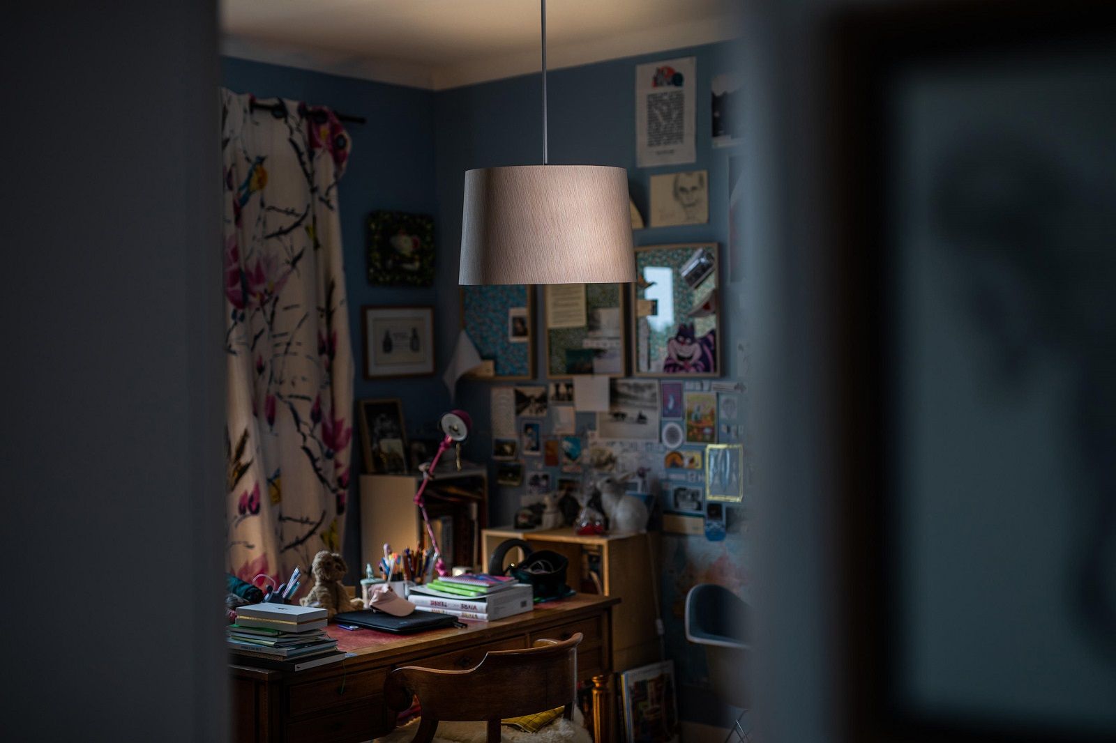 Twiggy Wood Pendelleuchte von Foscarini über einem Schreibtisch in einem gemütlichen Arbeitszimmer.