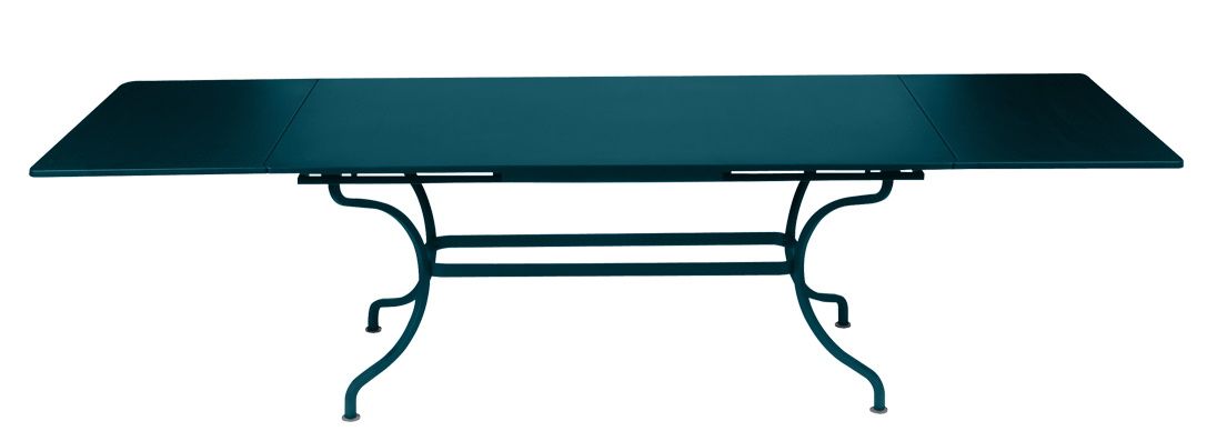 Ausgezogener Romane Tisch von Fermob, ein großer, blauer Gartentisch für den Außenbereich.