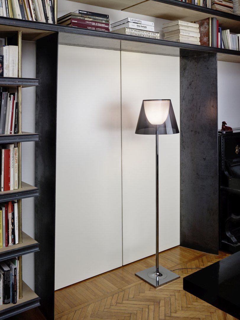 Ktribe Stehleuchte von Flos: Moderne Designerlampe mit grauem Schirm und Chromfuß im Wohnzimmer.