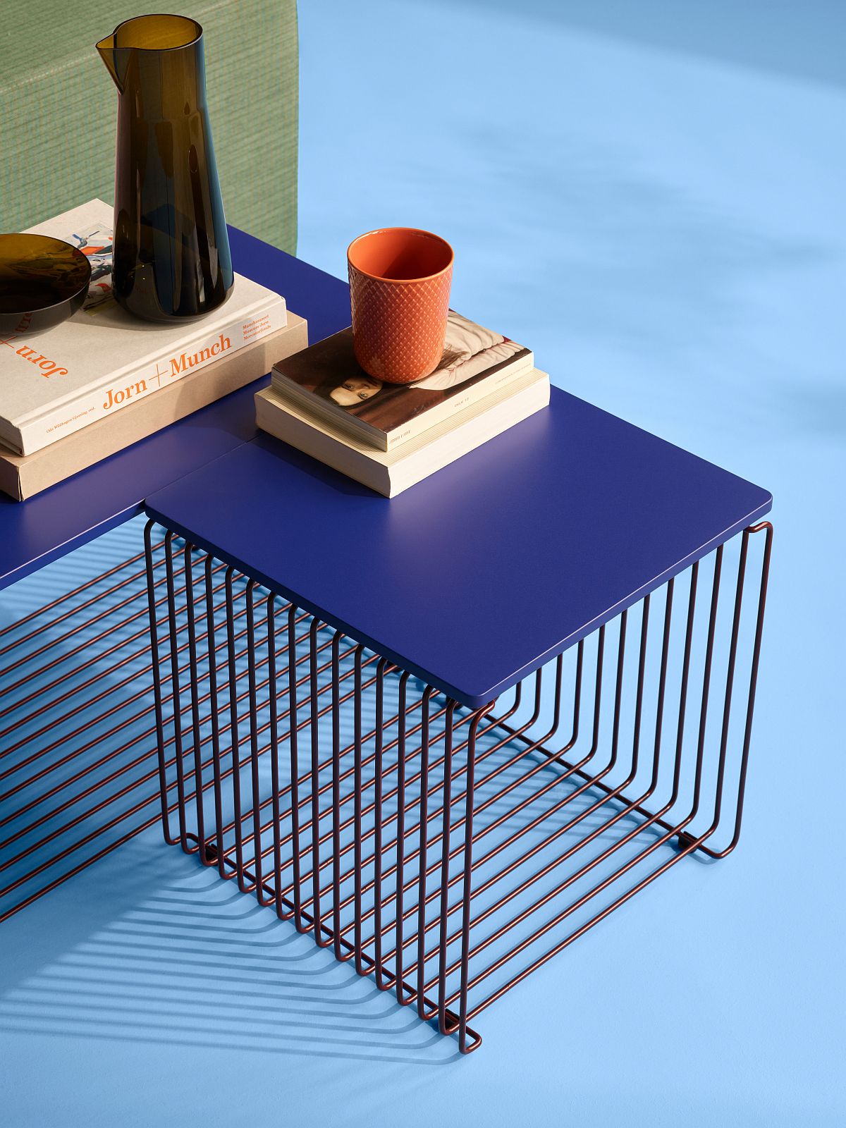 Nahaufnahme der blauen Panton Wire Abdeckplatte (B 35 cm) von Montana, Teil eines modularen Regalsystems.