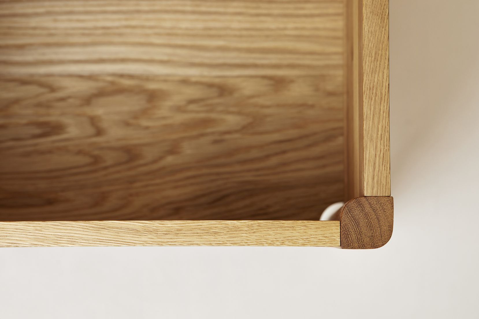 Detailaufnahme der A Line Truhenbank von Form & Refine aus Eichenholz, Fokus auf die Ecke.