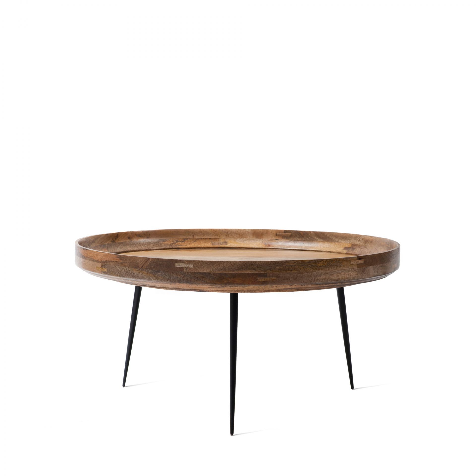 Bowl Table aus Mangoholz mit schwarzen Beinen vor weißem Hintergrund.