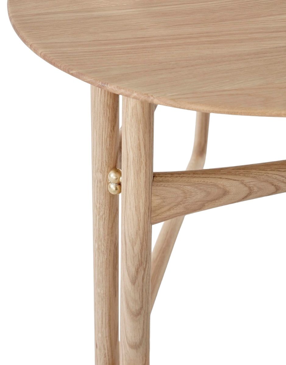 Detailaufnahme des AndTradition Drop Leaf Beistelltisches HM5 aus hellem Holz mit Messingdetails.