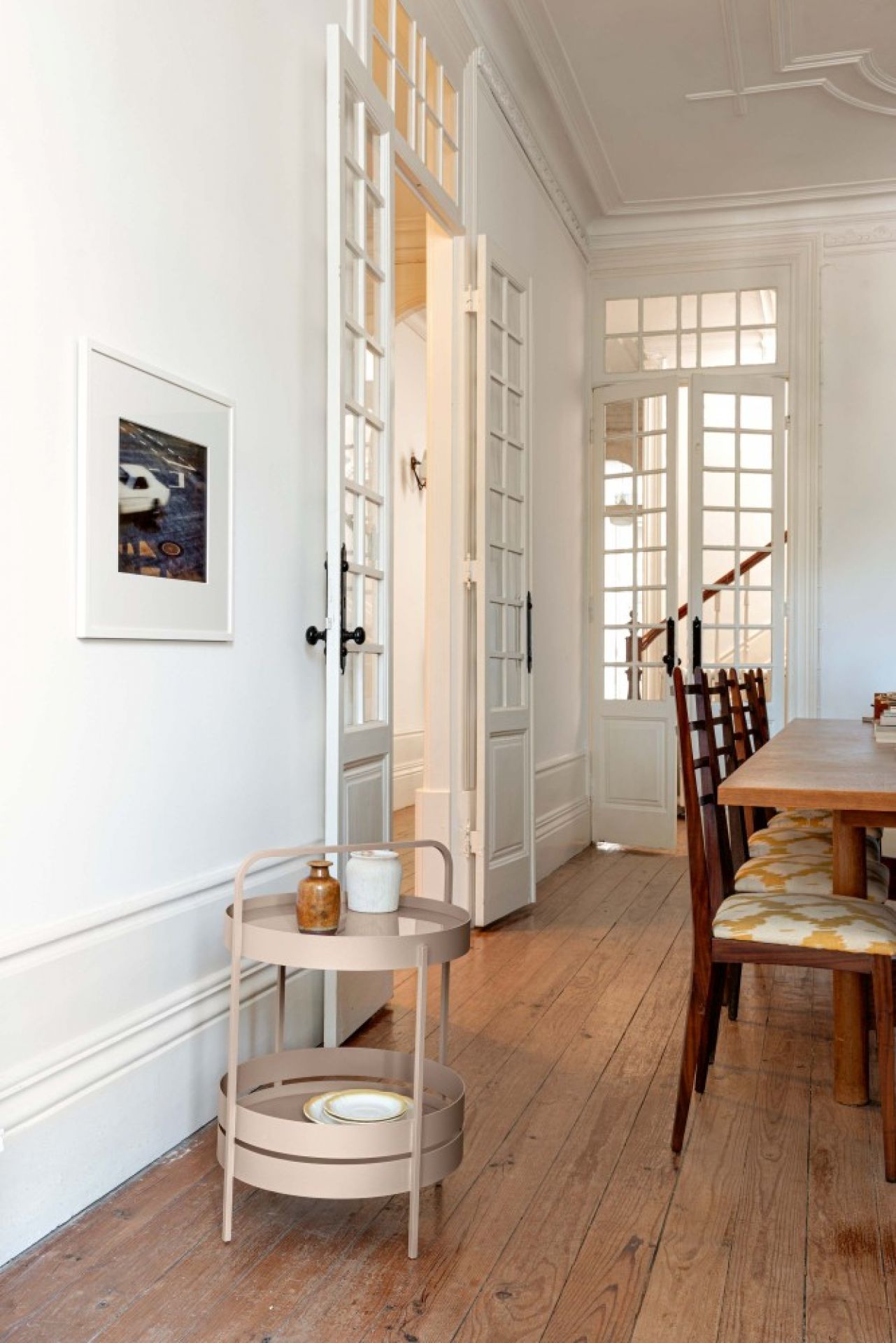 Beiger Schönbuch Albert Beistelltisch mit zwei Ablagen im Flur auf Holzboden. Dekorative Wohnaccessoires.