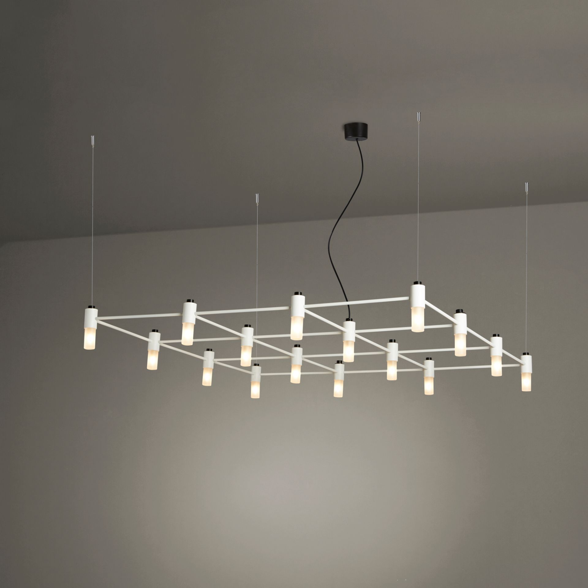 Quadrante Pendelleuchte: Moderne Hängelampe mit weißem Gitter und zylindrischen Leuchten für Wohnraumbeleuchtung.