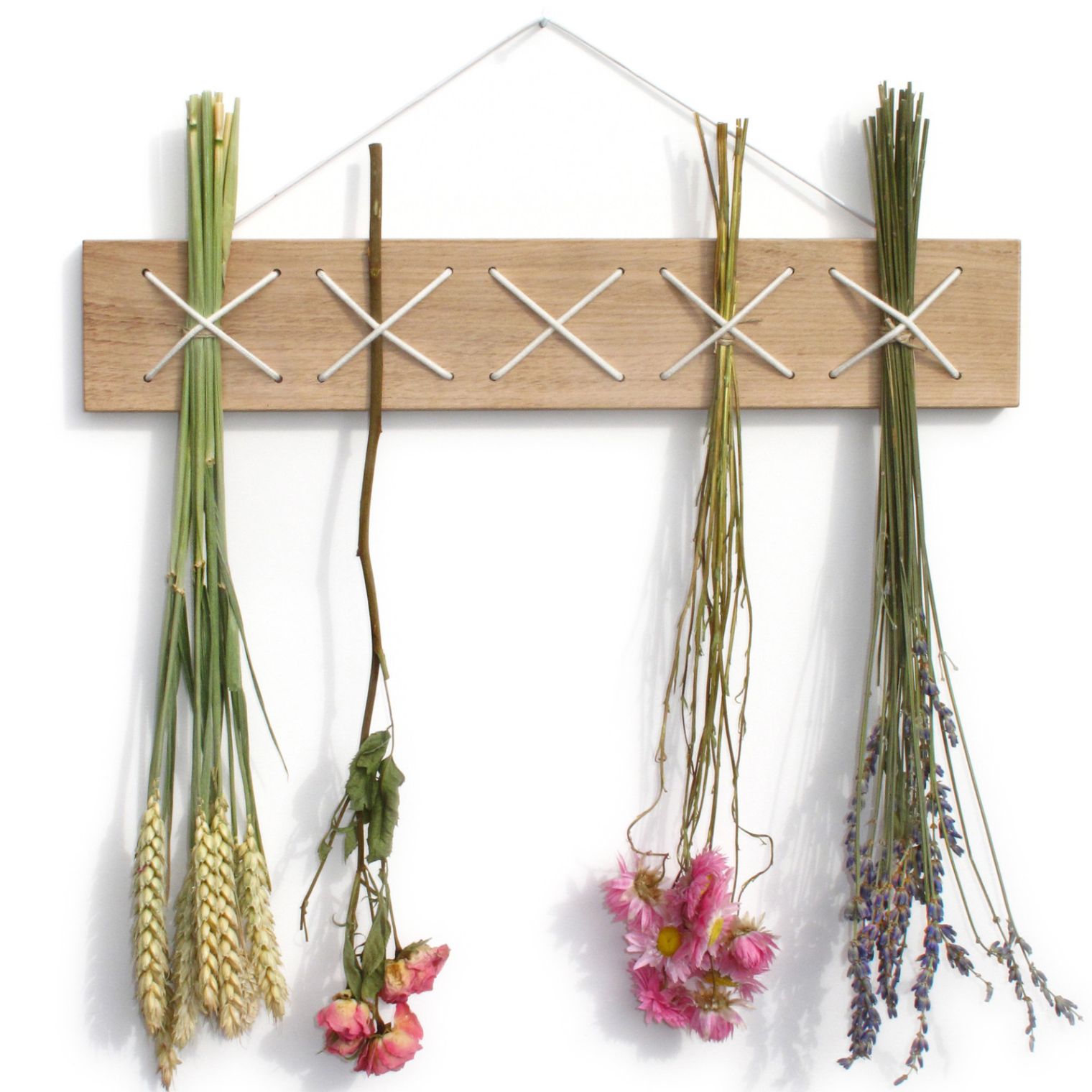 Kräutertrockner mit Kräutern und Blumen. Holzbrett mit Schnuraufhängung zum Trocknen von Kräutern.