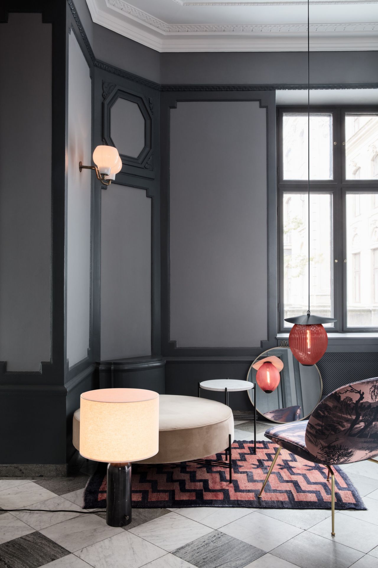 Helle Gravity Tischleuchte Large von Gubi mit Marmorfuß und Stoffschirm in modernem Interieur.