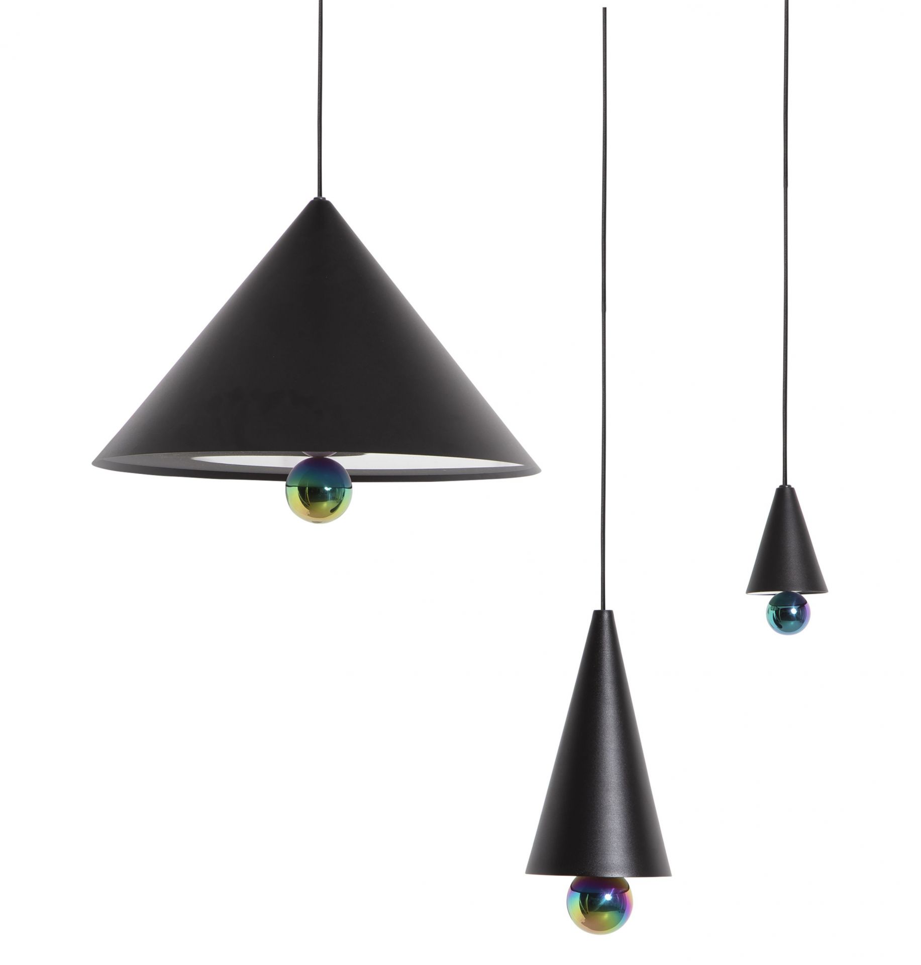 Drei Cherry Pendelleuchten von Petite Friture in Schwarz mit schillernden Kugeln.