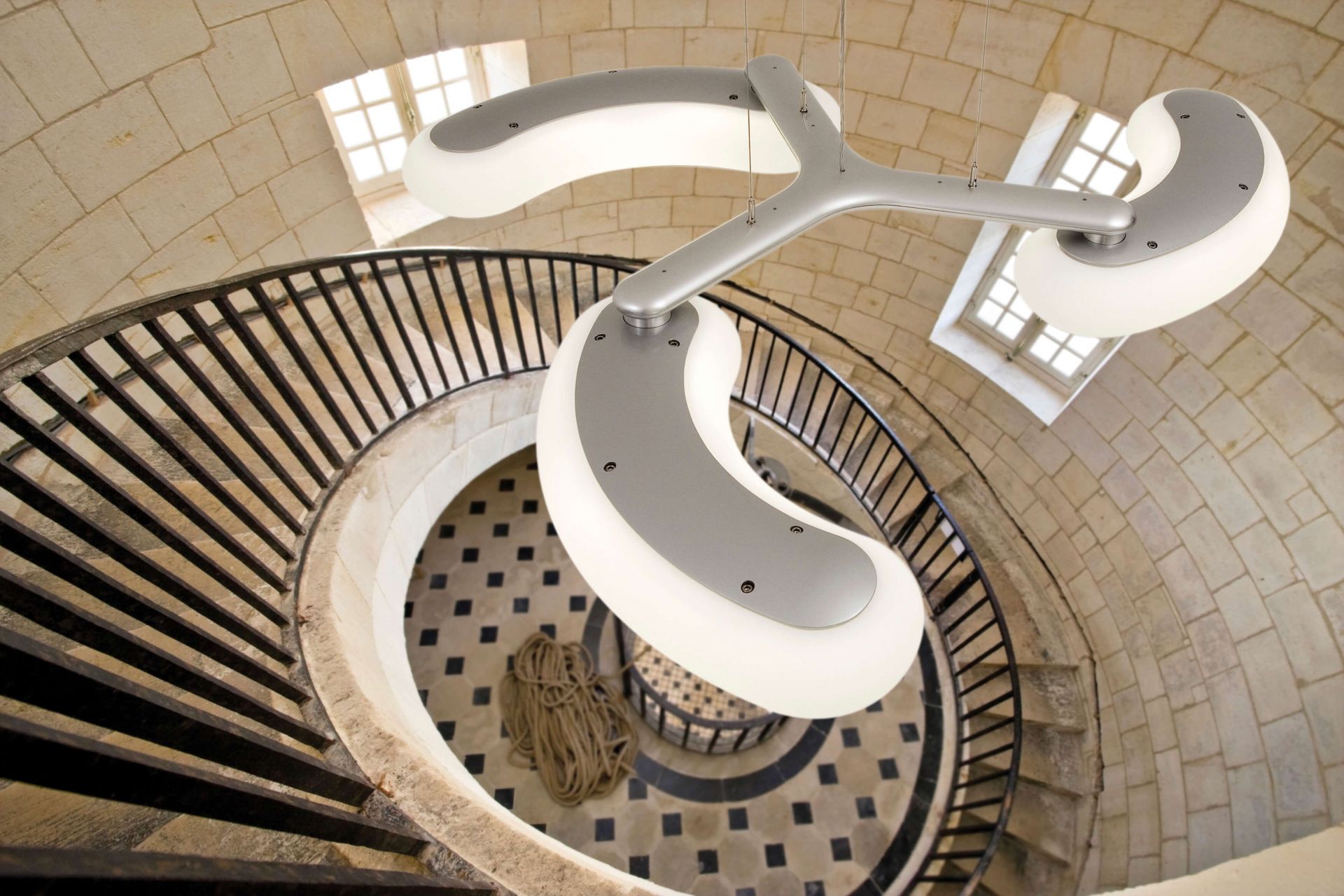 Ansicht von oben: Moderne Blade Pendelleuchte über Wendeltreppe, stilvolle Innenbeleuchtung für E-Commerce.