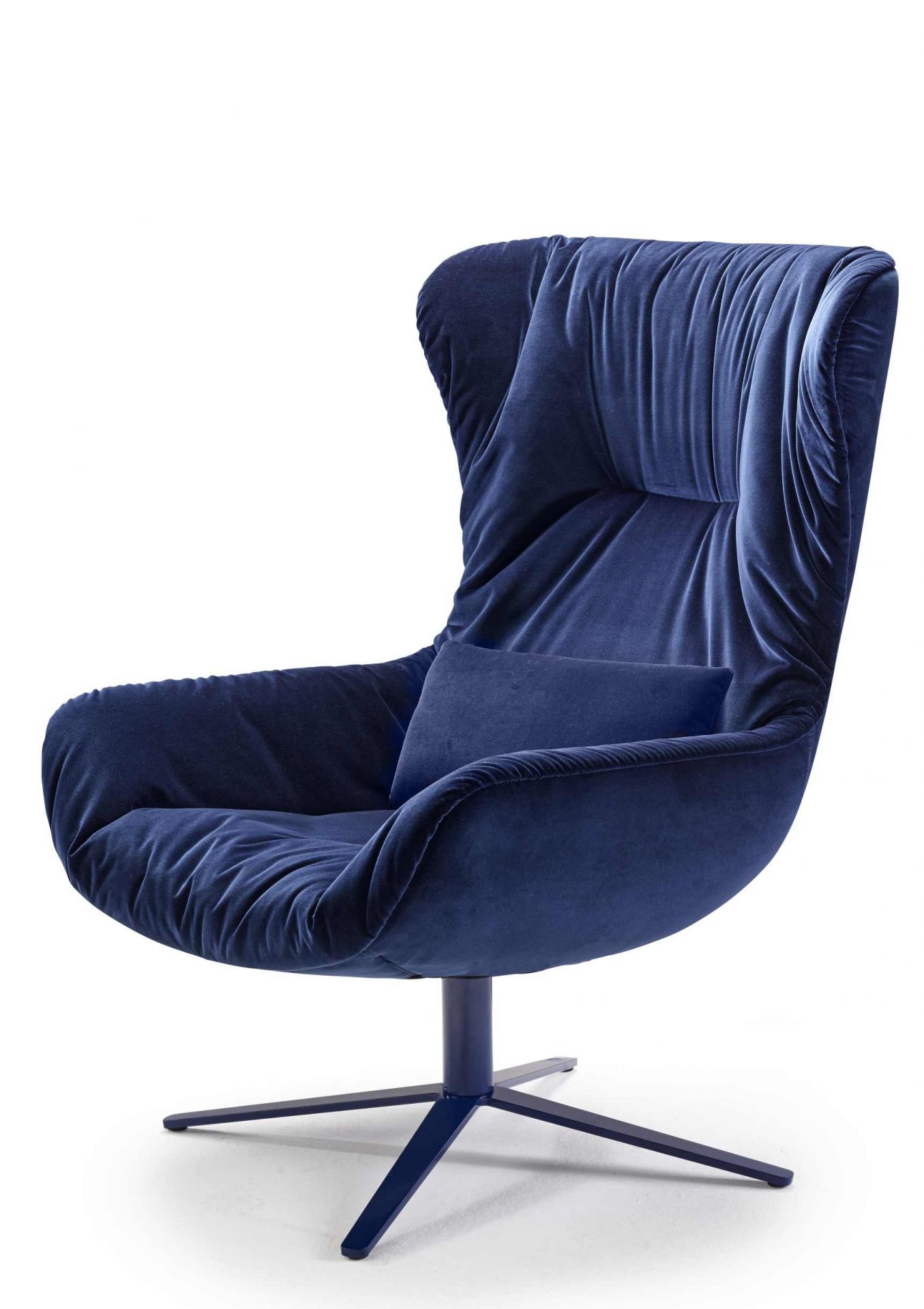 Blauer Leya Ohrensessel von Freifrau Manufaktur mit Samtbezug und Kissen auf drehbarem Fuß.