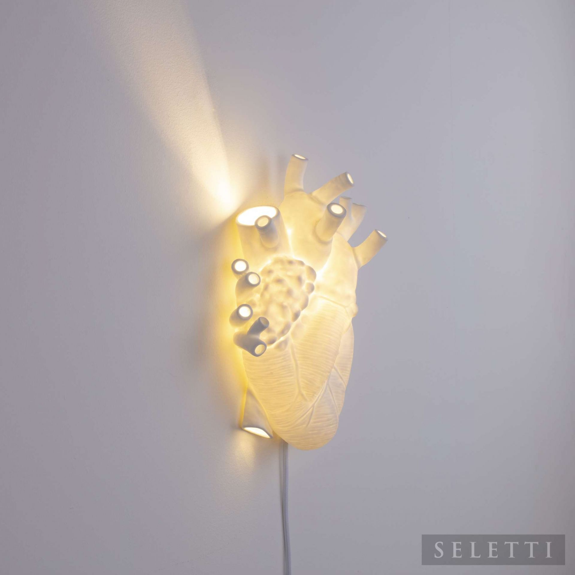 Weiße Heart Lamp Leuchte von Seletti, Herzförmige Wandlampe mit warmem Licht, modernes Design.