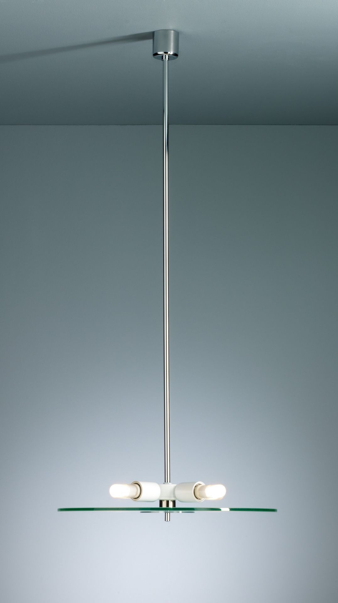 HP 28 Pendelleuchte von Tecnolumen: Moderne Hängelampe mit Glasschirm und drei Leuchtmitteln.