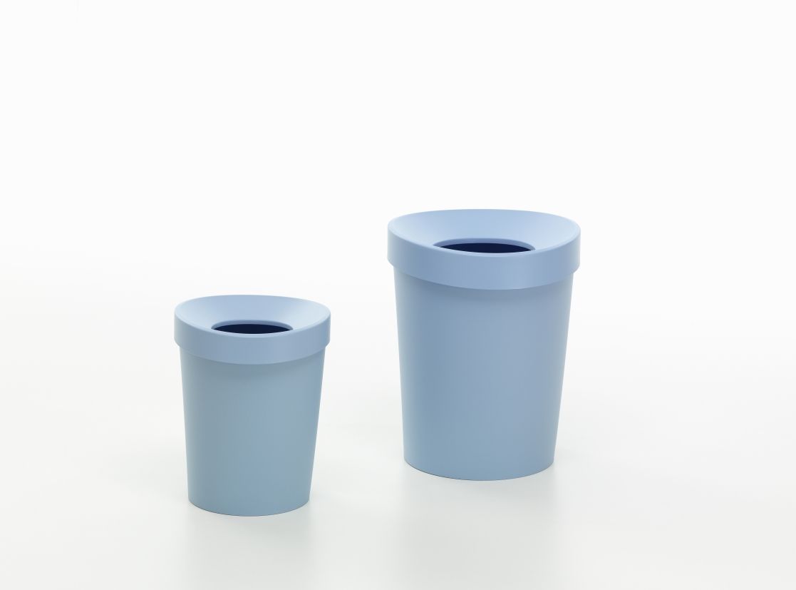 Zwei himmelblaue Happy Bin Papierkörbe von Vitra in verschiedenen Größen auf weißem Hintergrund.