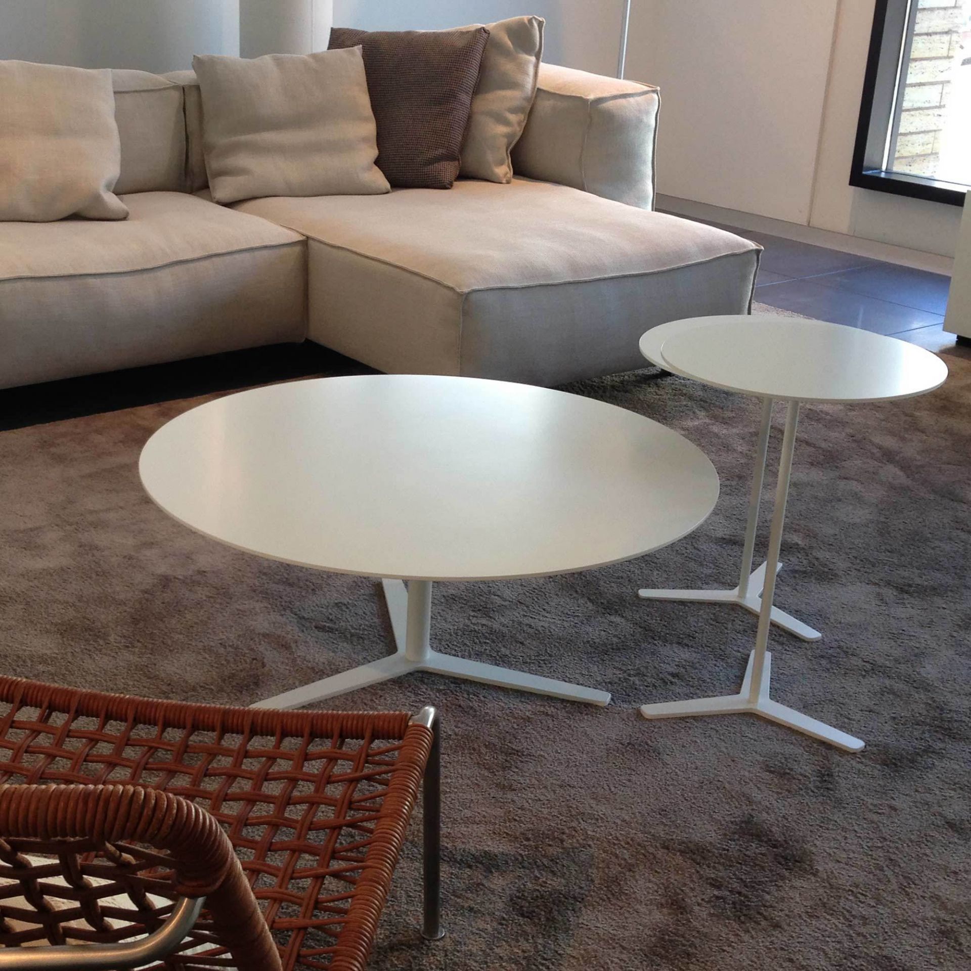 Tre Beistelltisch Mox, zwei runde, weiße Couchtische mit filigranem Fußgestell im modernen Wohnzimmer.