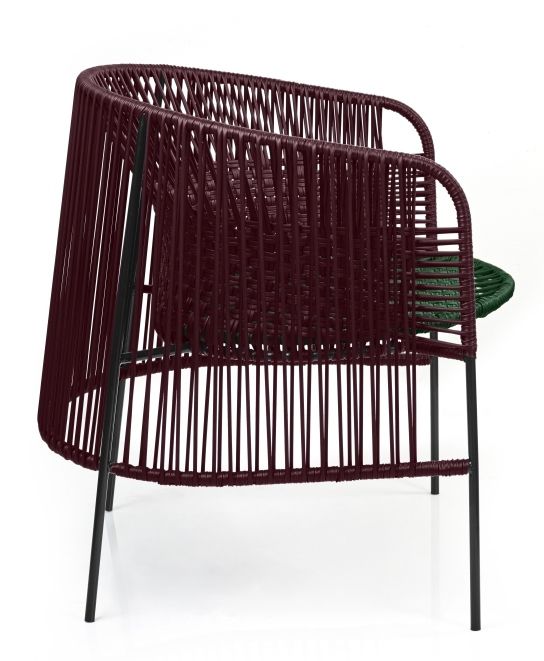 Caribe Chic Lounge Chair, rotbraun und moosgrün, mit schwarzem Metallgestell, Outdoor-Sessel.