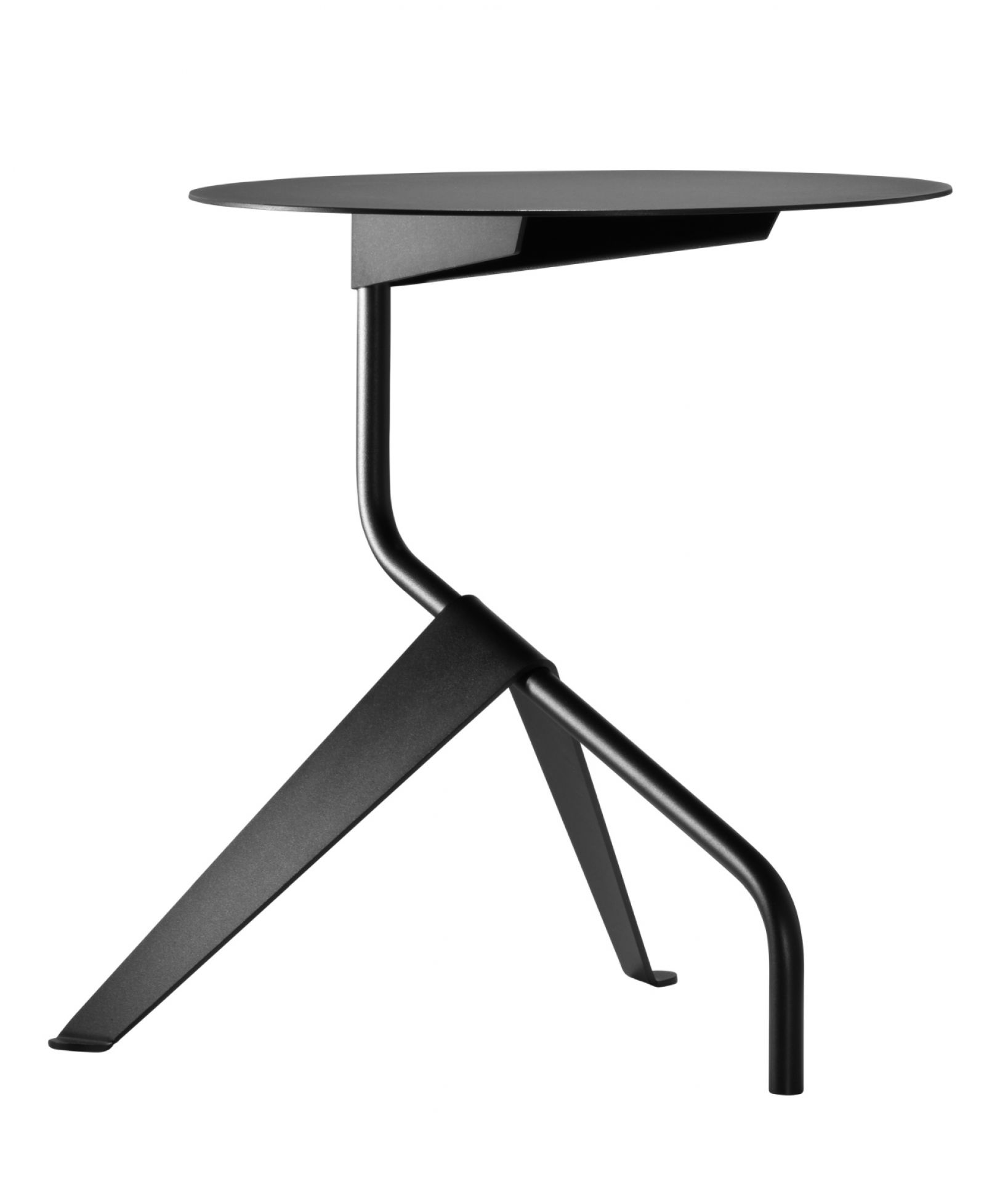Schwarzer K5 Beistelltisch von Tecta: Moderner Couchtisch mit runder Tischplatte und dreibeinigem Metallgestell.