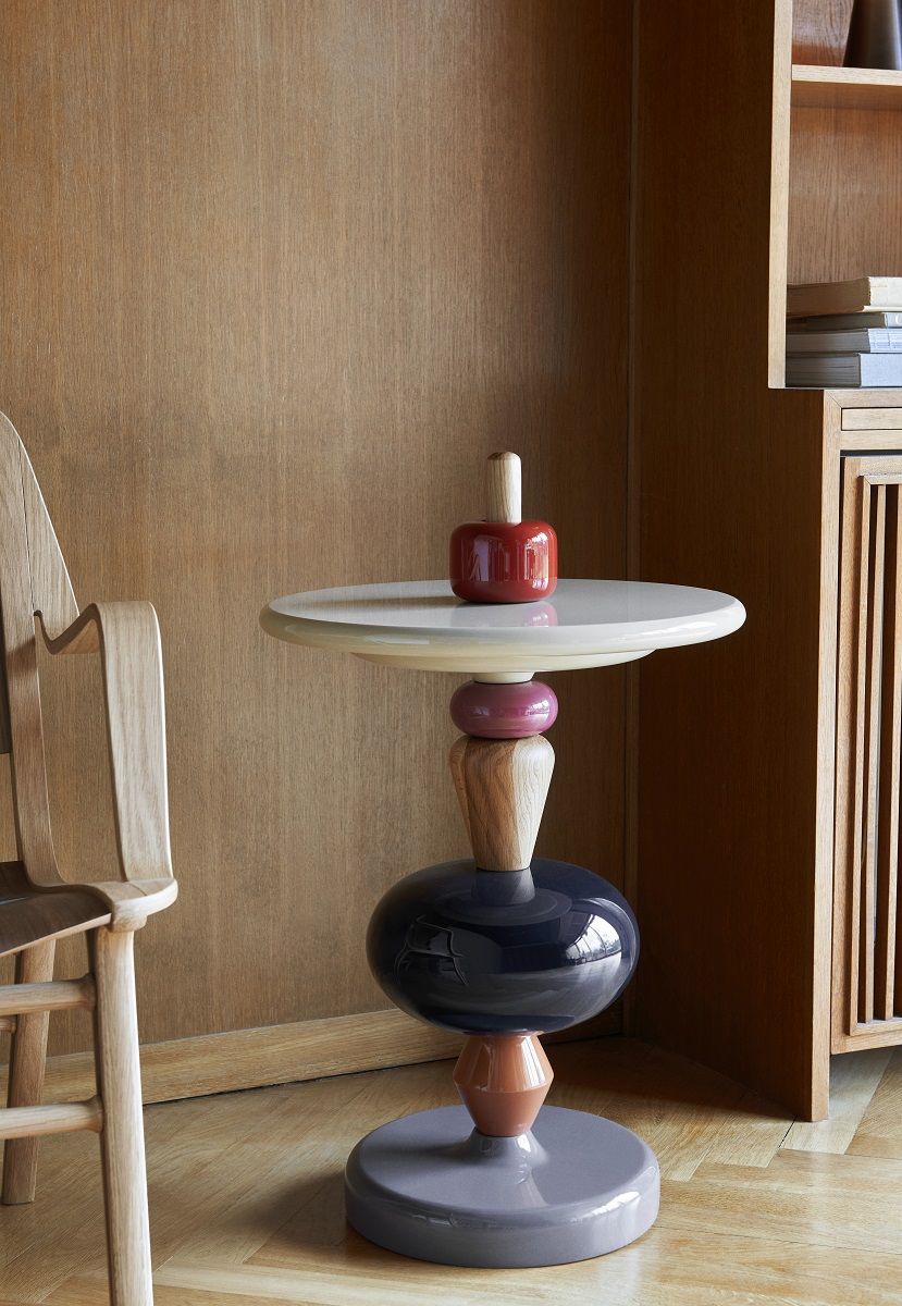Bunter Shuffle Tisch von AndTradition, ein moderner Beistelltisch aus Holz und lackierten Elementen.