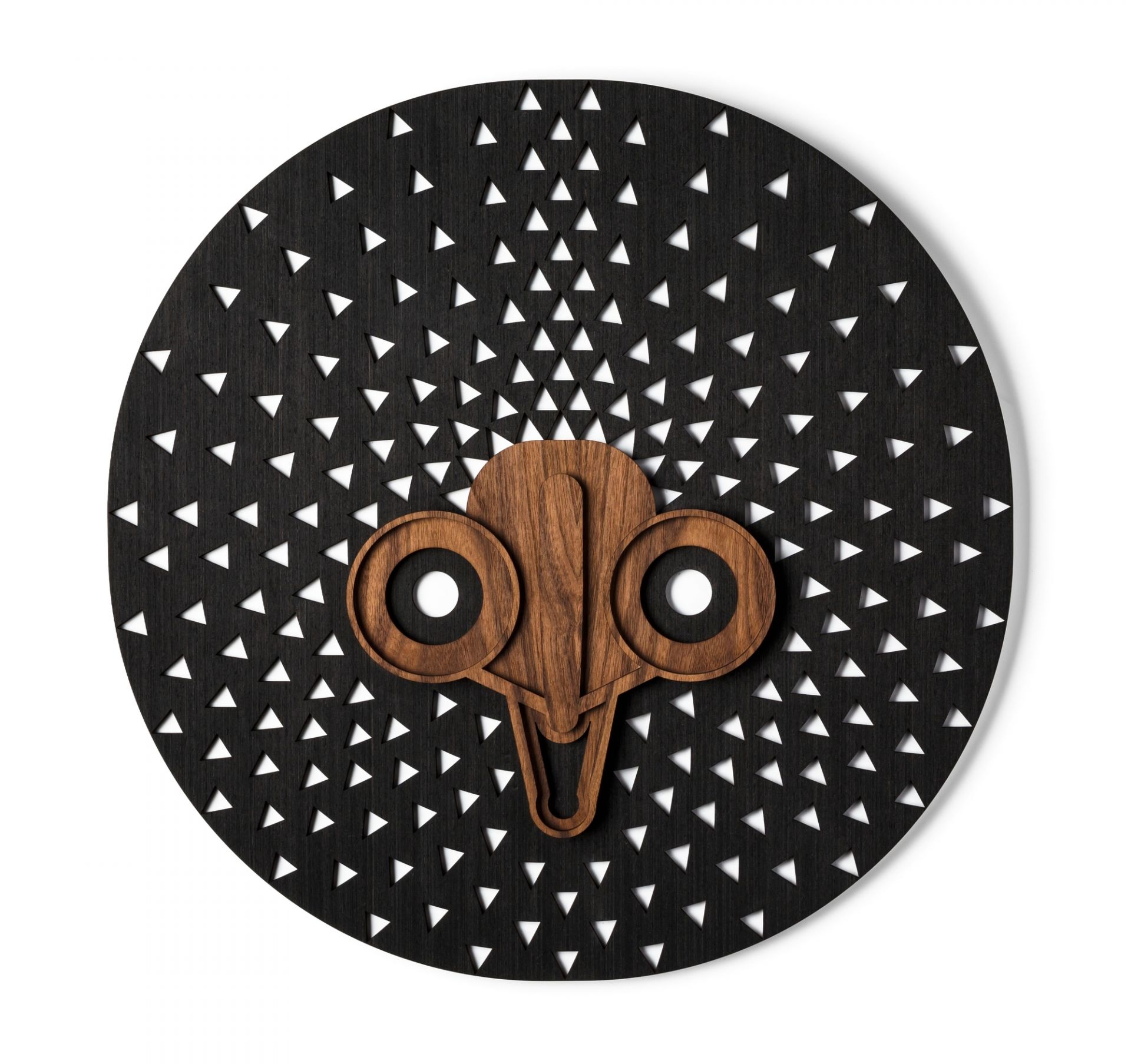 Moderne afrikanische Maske als Wandschmuck: Runde Holzmaske mit Dreiecksmuster und abstrakten Gesichtszügen.