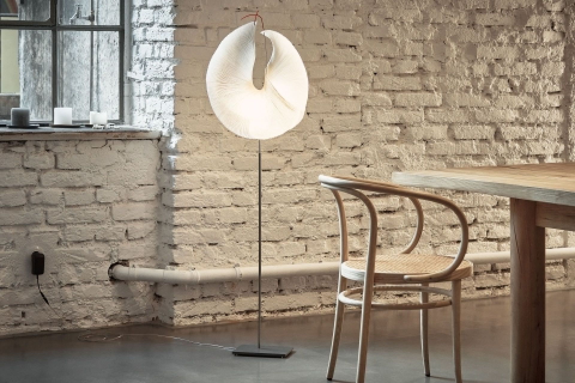 Yoruba Rose Stehleuchte von Ingo Maurer, moderne Papierleuchte im Raum mit Stuhl und Tisch.