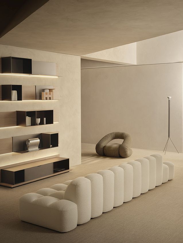 Beige Inneneinrichtung mit Array Sofa System von MDF Italia und passenden Regalen.