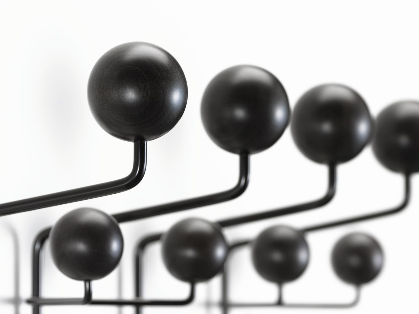 Detailaufnahme der Eames Hang it all Garderobe von Vitra in Esche schwarz, moderne Wandgarderobe.