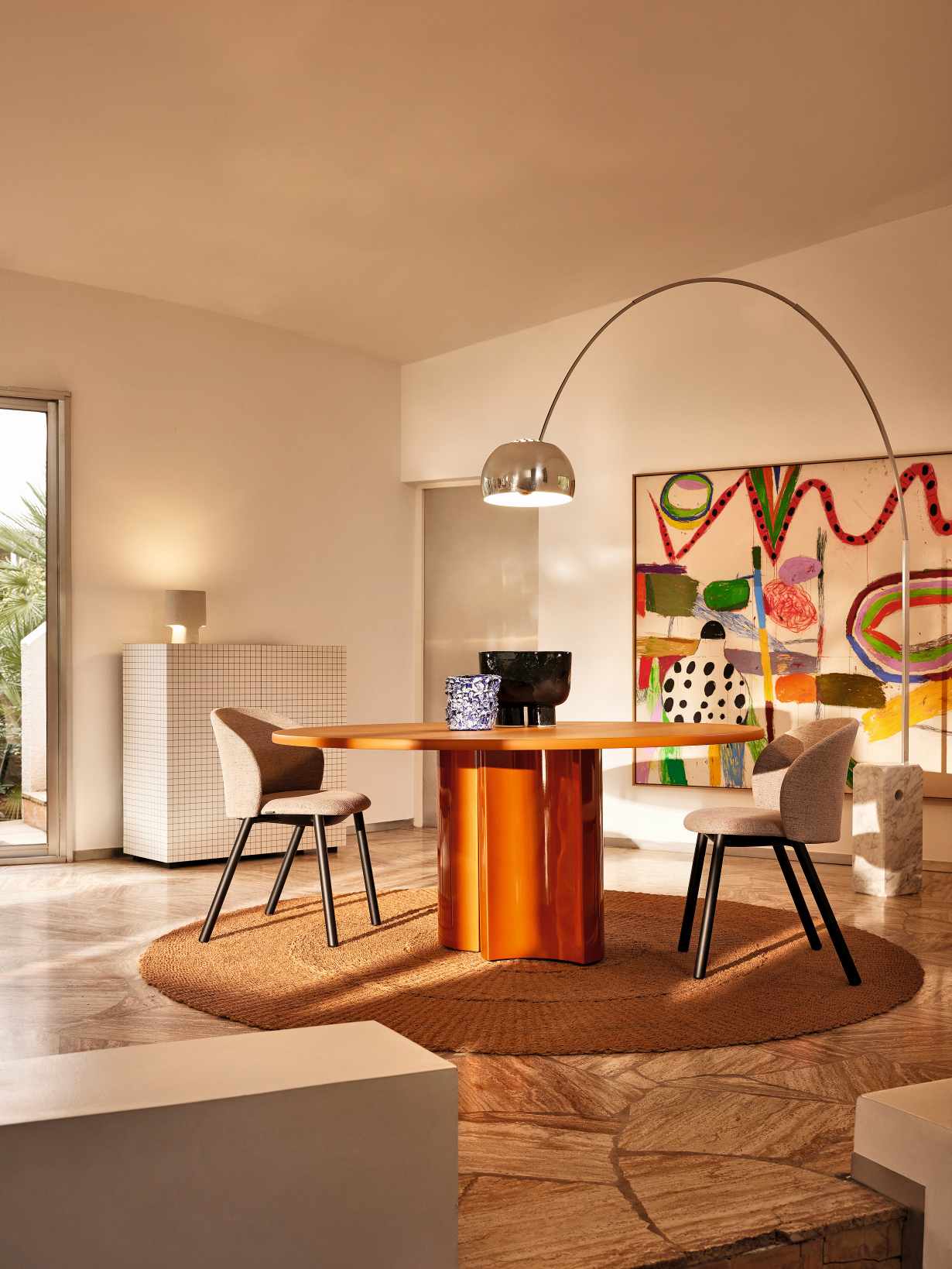 2325 Bol Esstisch von Zanotta, runder Tisch in Karamell metallic mit Stühlen auf Teppich.