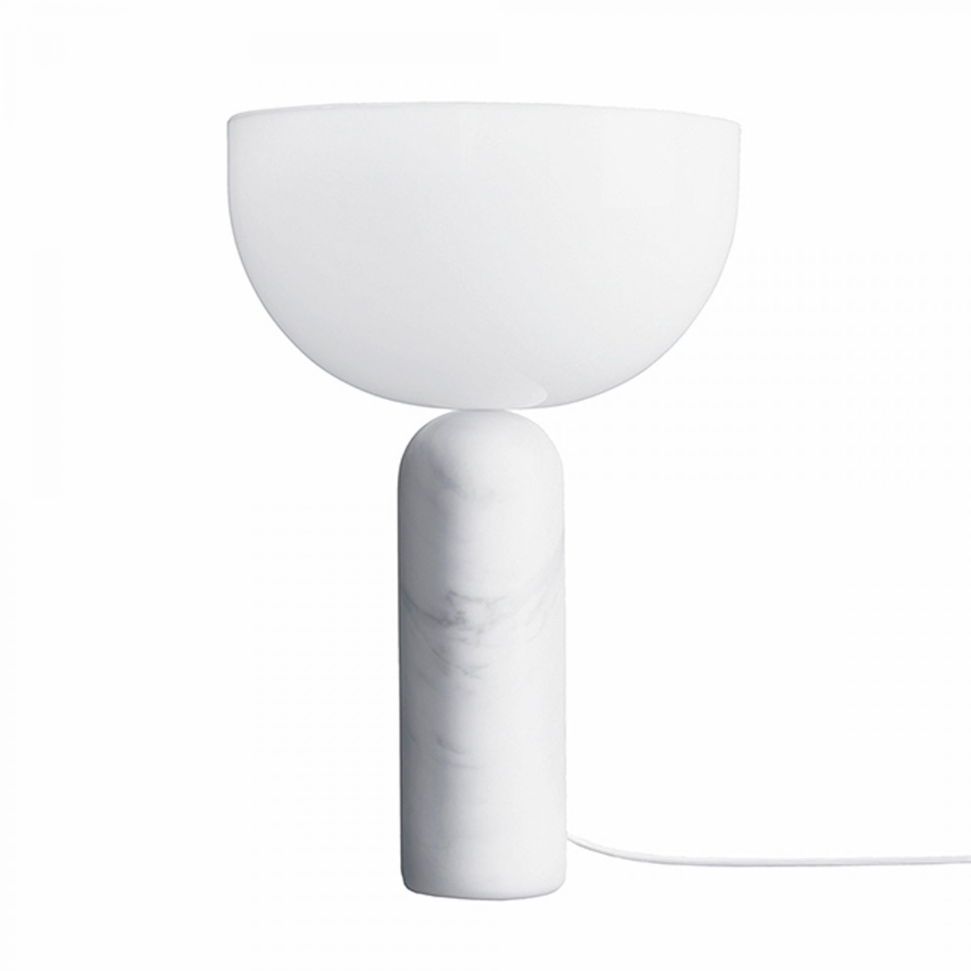 Weiße Kizu Tischleuchte von New Works mit Marmorfuß und halbrunder Lampenschirm für stimmungsvolle Beleuchtung.