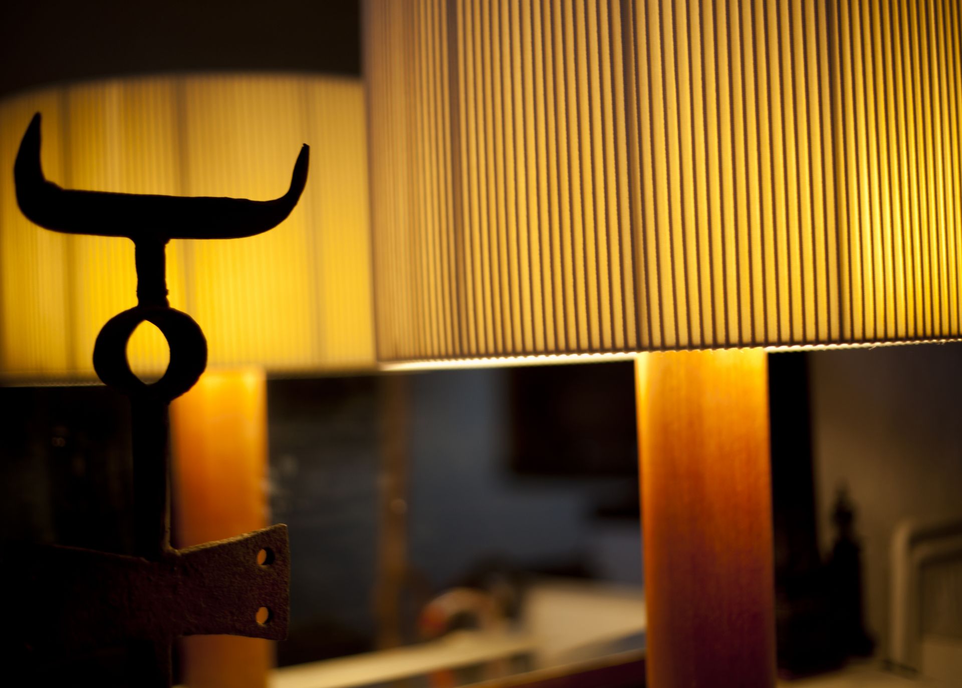 Nahaufnahme der Moragas Leuchte von Santa & Cole mit geripptem Lampenschirm und Metallakzent.