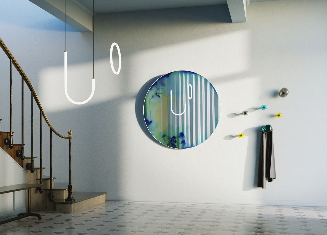 Francis Wandspiegel von Petite Friture, runder Spiegel mit blau-grünen Akzenten, moderne Wanddekoration im Flur.