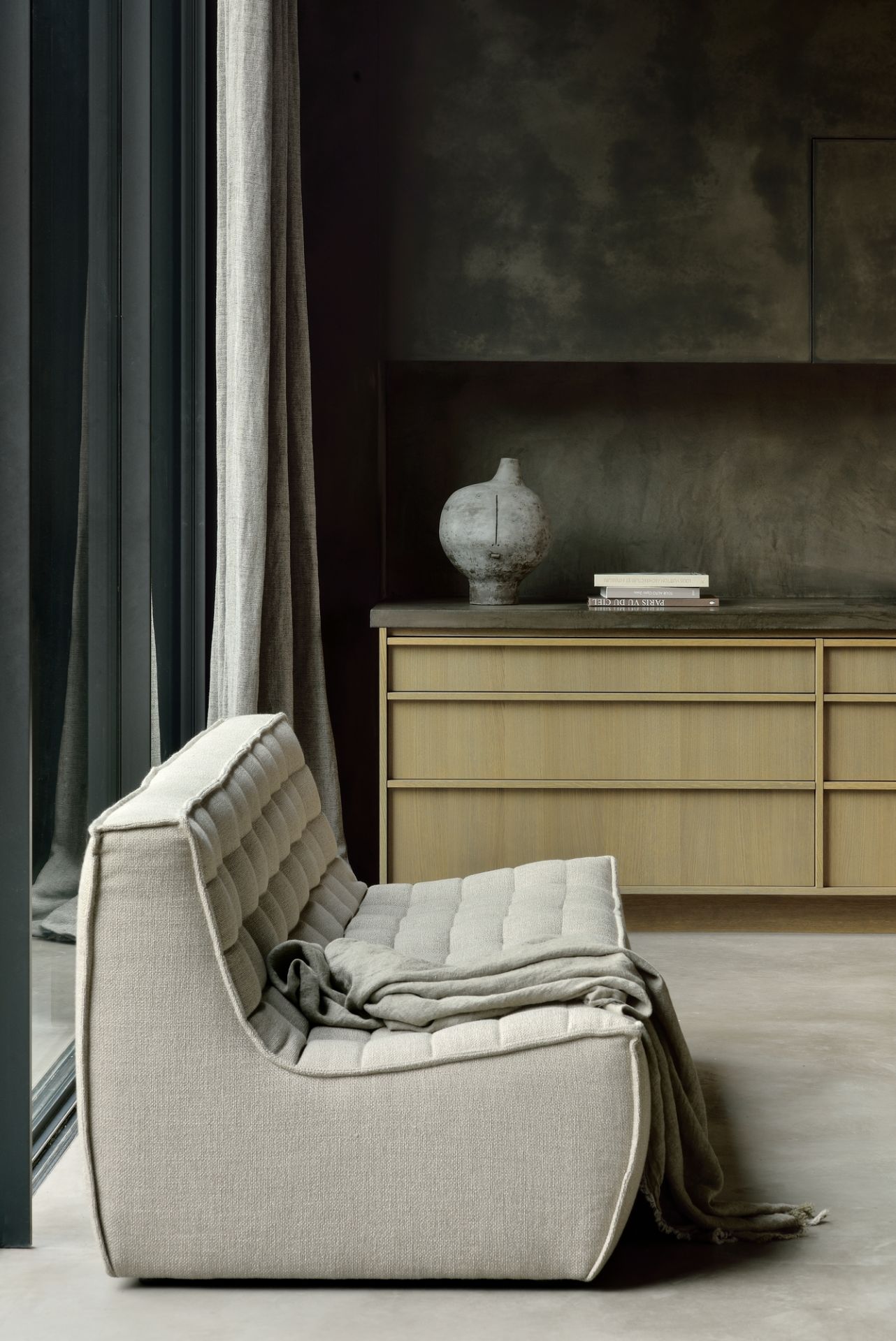 Beige N701 Sofa von Ethnicraft mit Decke, modernes Wohnzimmer Interieur. Gemütliche Polstergarnitur für stilvolles Wohnen.