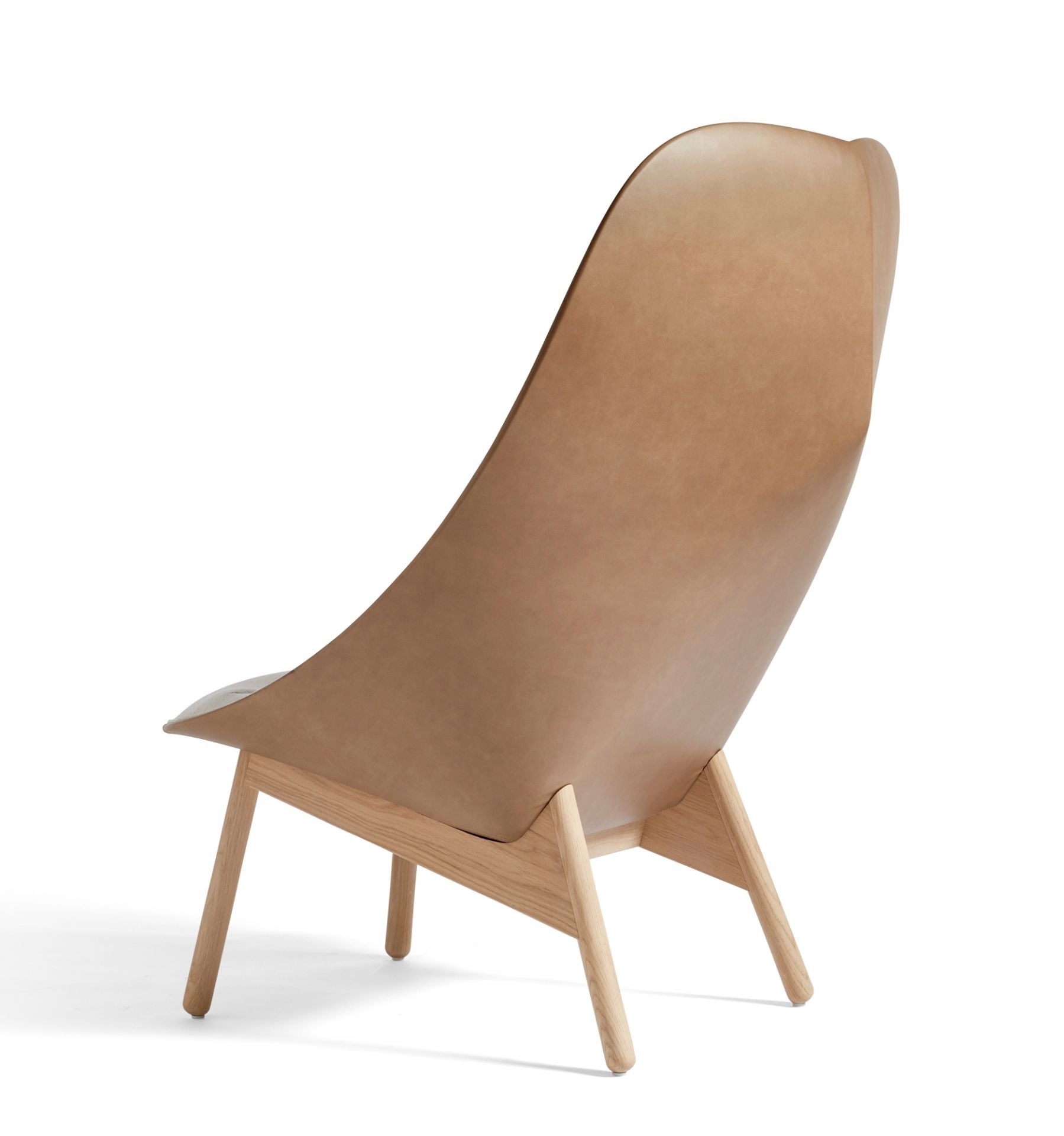 Rückansicht des HAY Uchiwa Sessels mit gestepptem Bezug und hellem Holzgestell auf weißem Hintergrund.