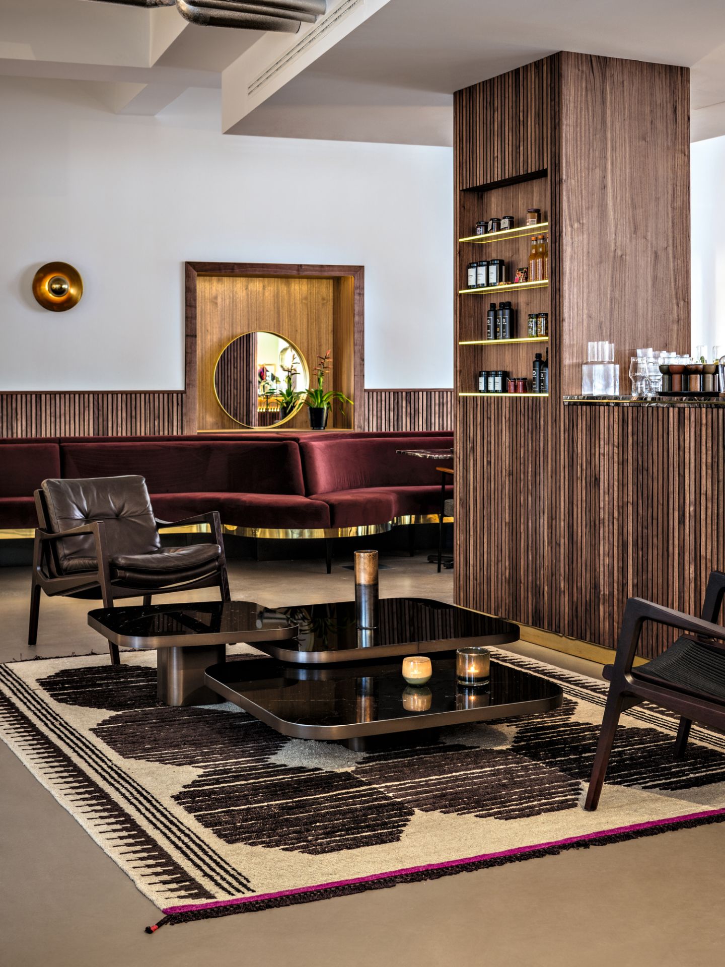 Innenraum mit Classicon Cypris Mirror Wandspiegel in Messing, runder Spiegel mit goldenem Rahmen.