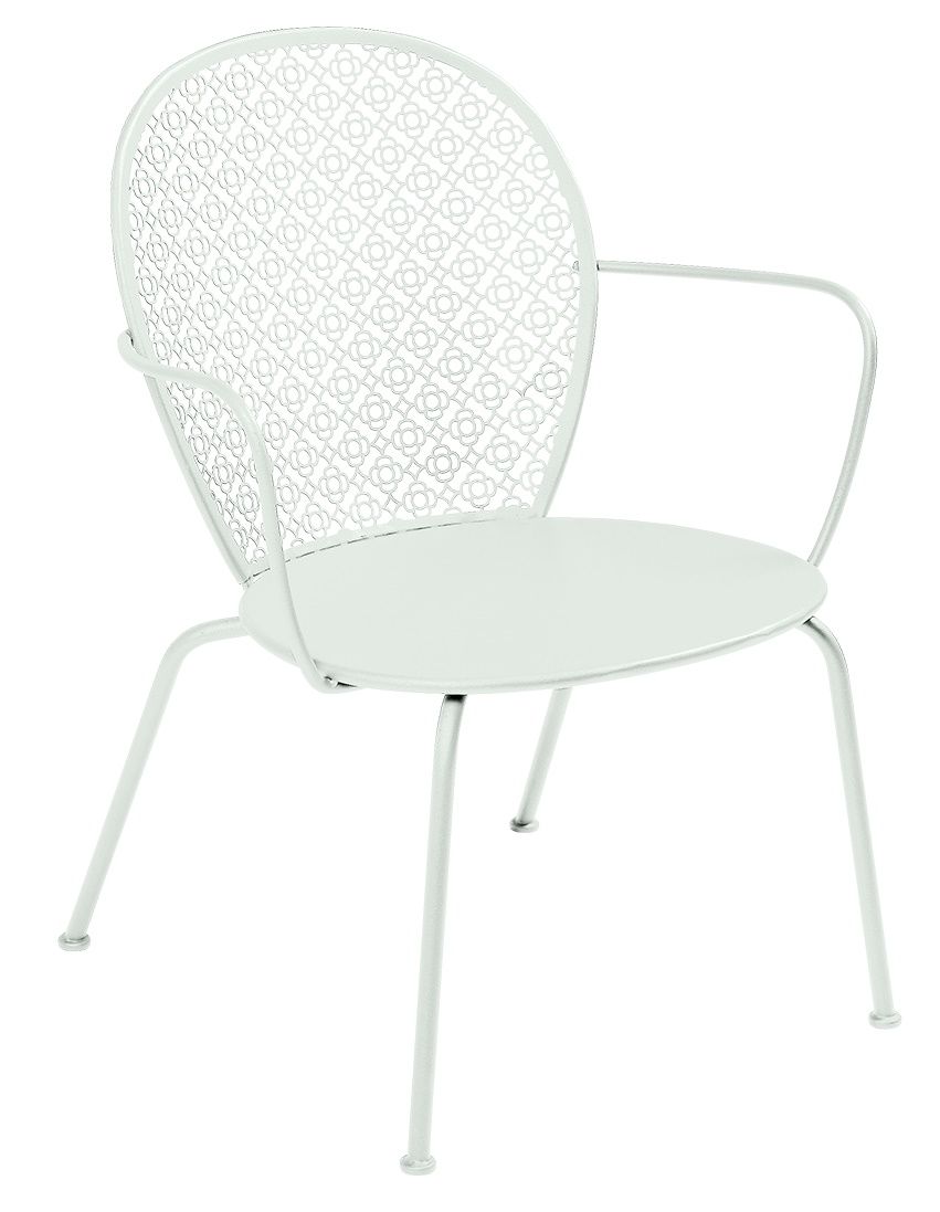 Weißer Lorette Sessel von Fermob für den Außenbereich mit filigranem Muster im Metall.