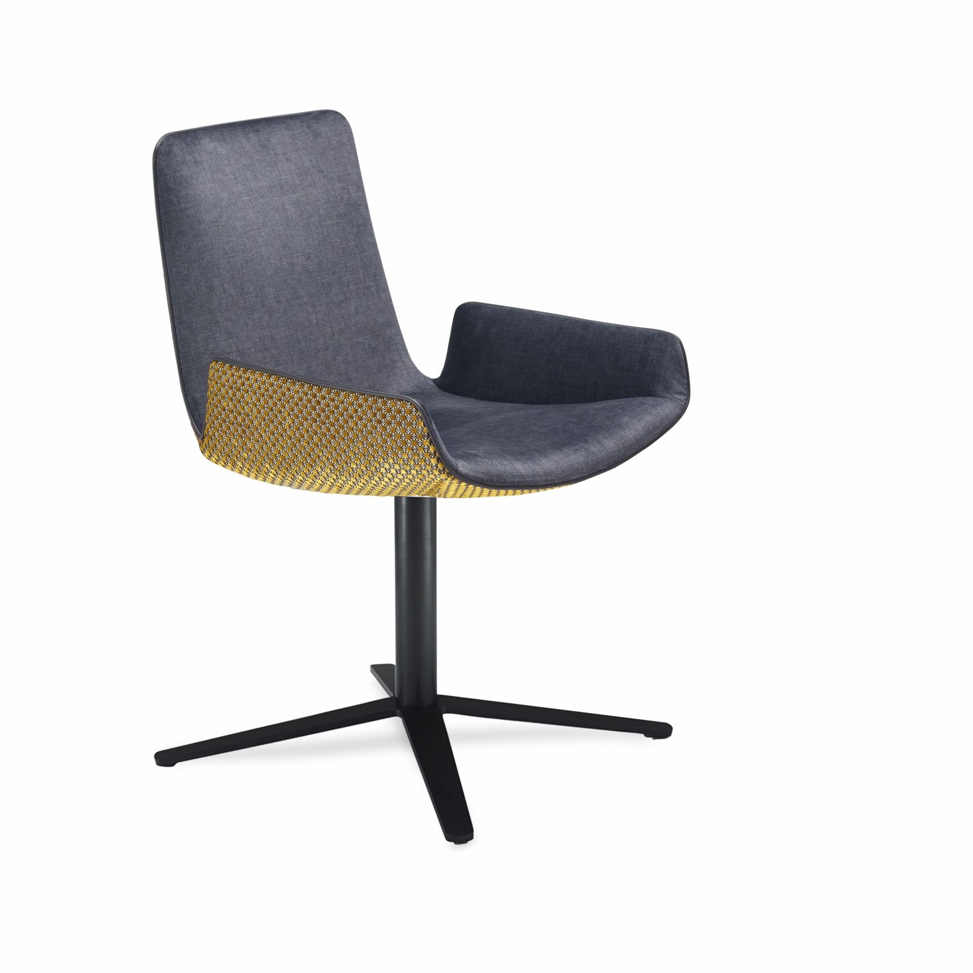 Amelie Armlehnstuhl von Freifrau Manufaktur mit grauem Bezug und goldenem Akzent auf schwarzem Drehfuß.