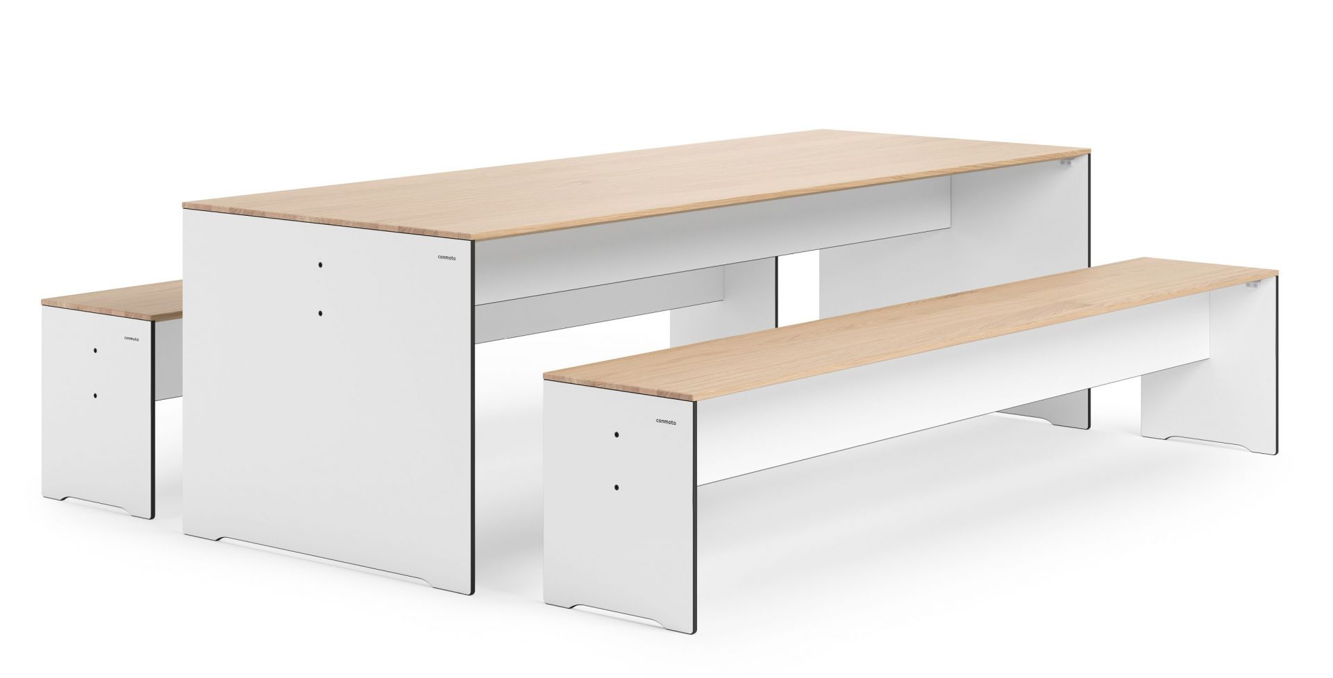 Riva Tisch von Conmoto: Moderner Esstisch XL mit weißen Beinen und hellbrauner Holzplatte.