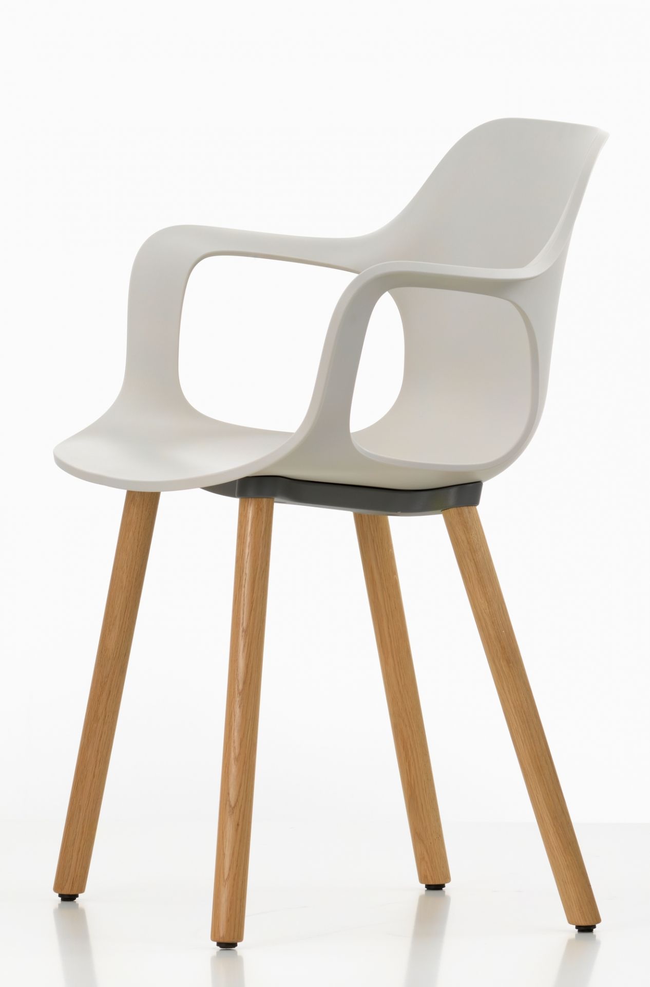 Vitra Hal RE Armchair: Weißer Armlehnenstuhl mit Holzbeinen für Esszimmer oder Büro.