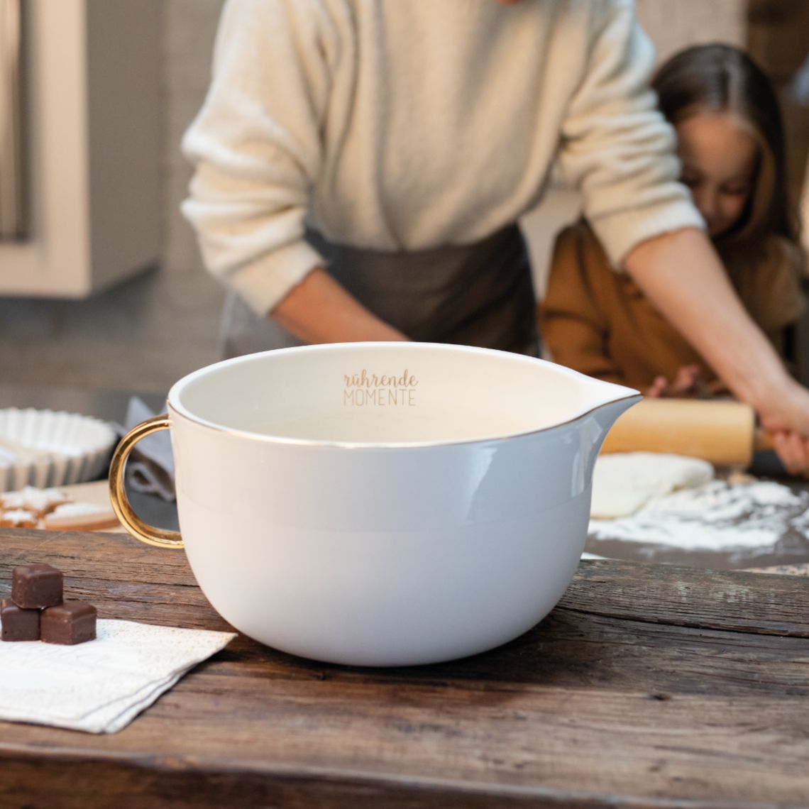 Große weiße Porzellan Rührschüssel "Rührende Momente" mit goldenem Henkel zum Backen und Kochen.