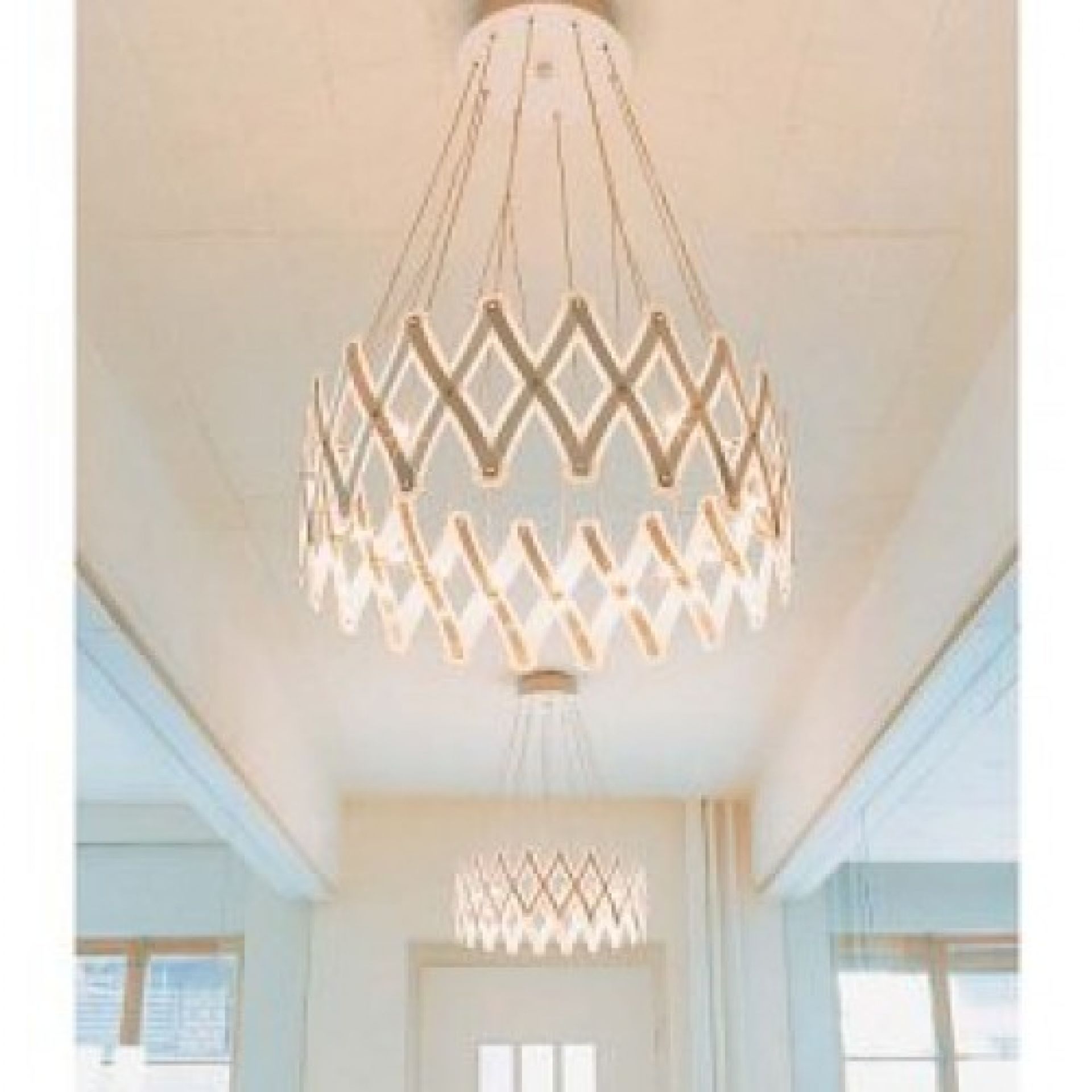 Zoom Pendelleuchte von Serien Lighting, moderne Hängelampe mit geometrischem Design und warmweißem Licht.