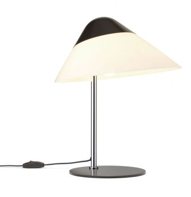 HJW01 Opala Tischleuchte Mini von Carl Hansen & Søn mit schwarzem Schirm und Chromfuß.