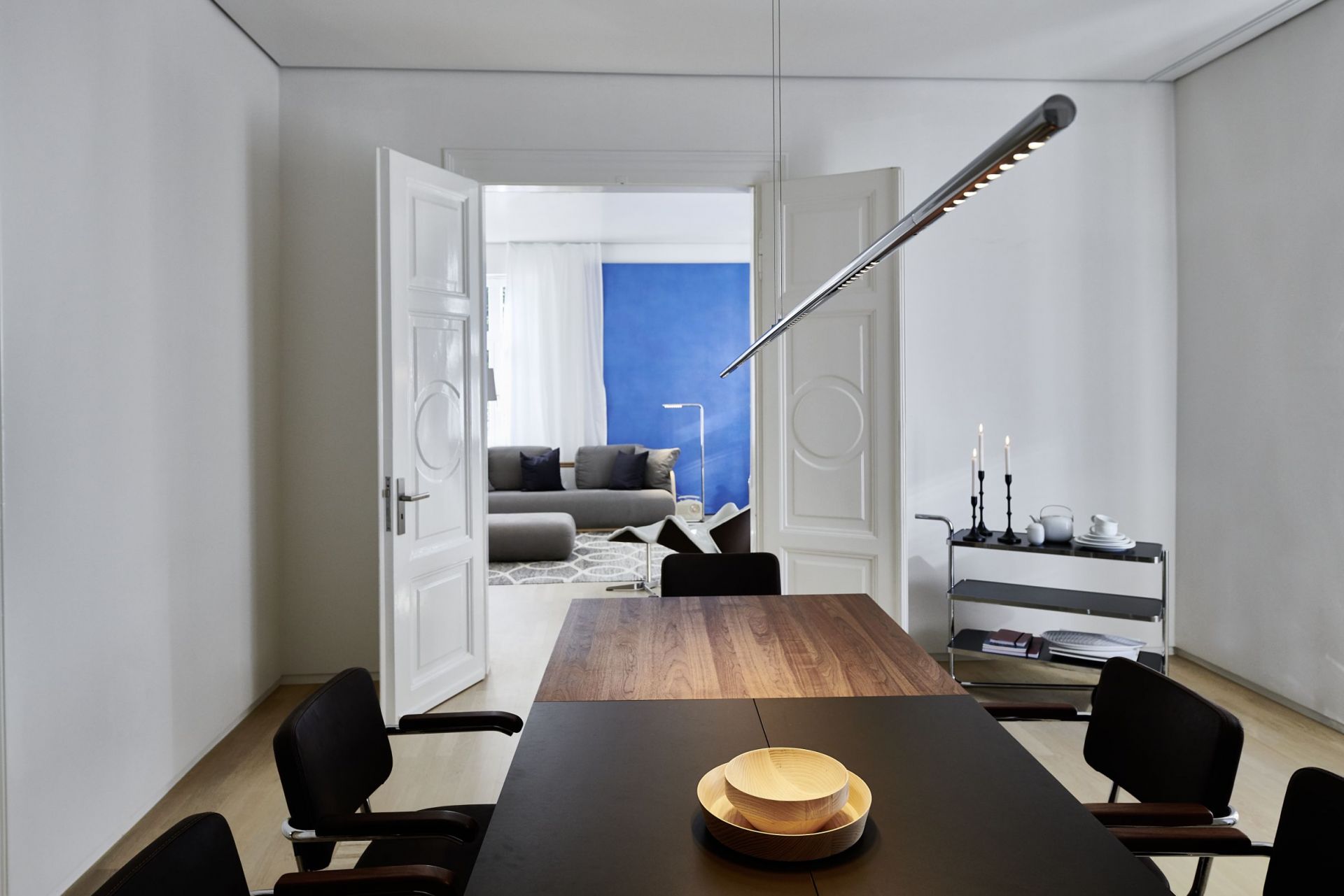 Esszimmer mit LUM 195 Pendelleuchte von Tecnolumen, verchromt, über einem Esstisch.