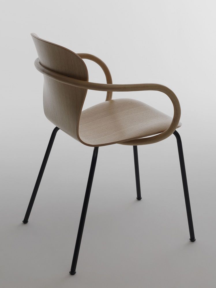 S 220 F Formholzstuhl von Thonet mit Armlehne, hellem Holz und schwarzem Metallgestell.