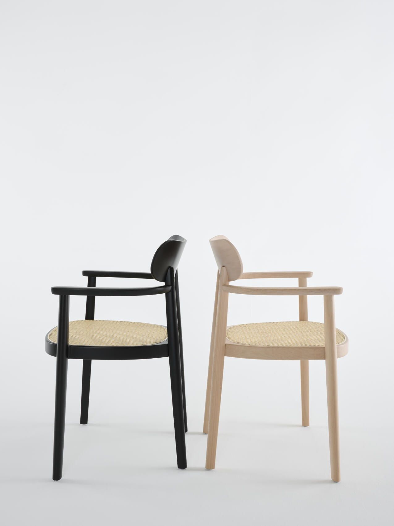 118 FV Holzstuhl mit Armlehnen Thonet