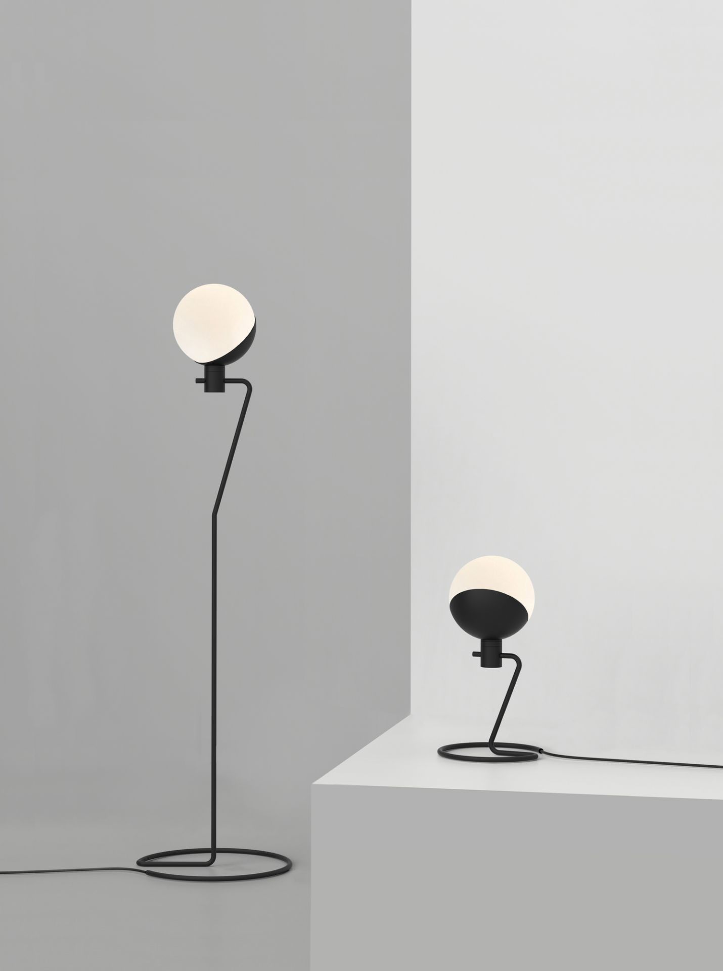 Baluna Tischleuchte von Grupa: Moderne Designleuchte mit schwarzem Gestell und kugelförmigem Lampenschirm.