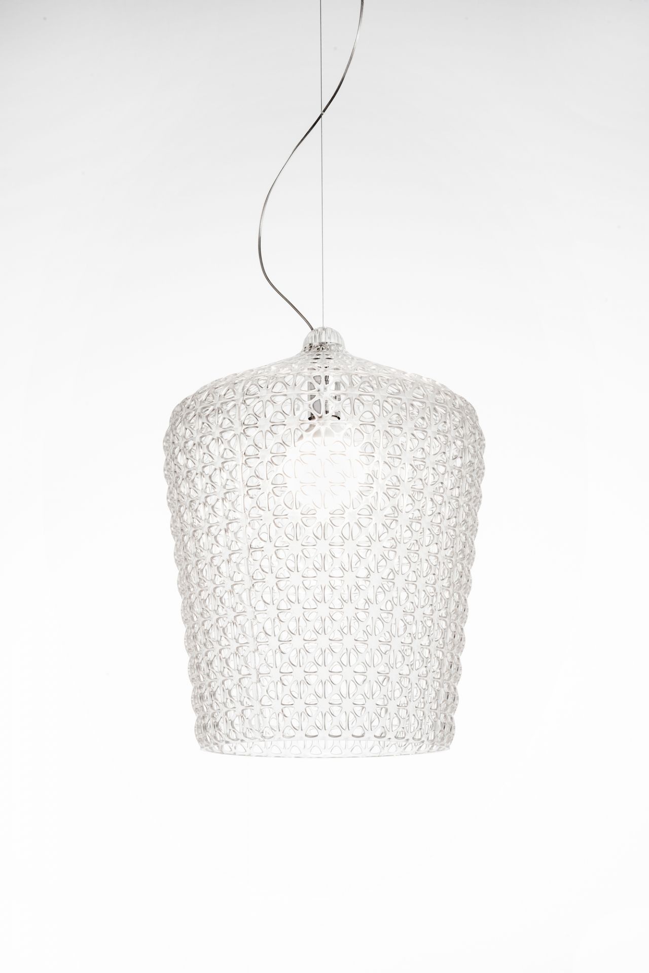 Transparente Kabuki Pendelleuchte von Kartell mit filigranem Muster und silbernem Kabel. Design Lampe für Wohnräume.